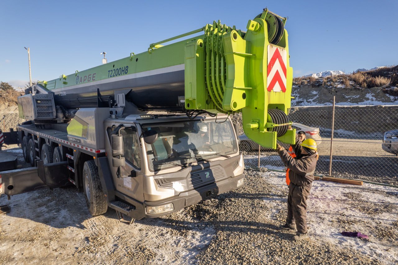Ya se descargó el 25% del equipamiento de la nueva usina de Ushuaia