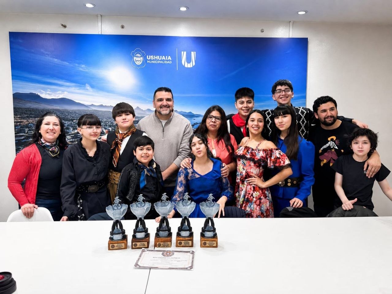Vuoto recibió a la delegación del Taller Municipal «Folklore en Zapatillas» tras su destacada actuación en el Selectivo Provincial