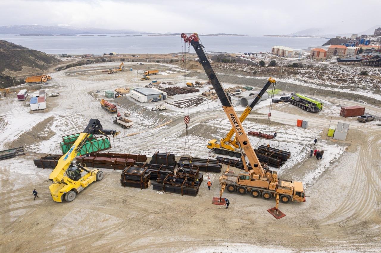 Ya fueron descargadas más de 4.500 toneladas de equipamiento para la Nueva Usina de Ushuaia