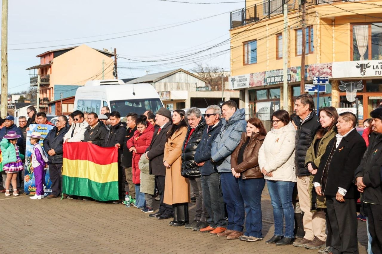 «Vamos a continuar acompañando a la comunidad boliviana», afirmó Becerra