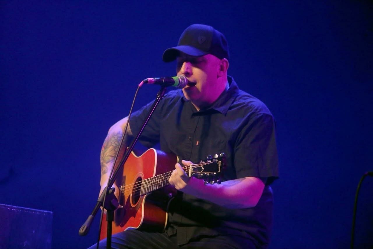 Gaspar Benegas presentó un show acústico ante un Centro Cultural «Esther Fadul» repleto