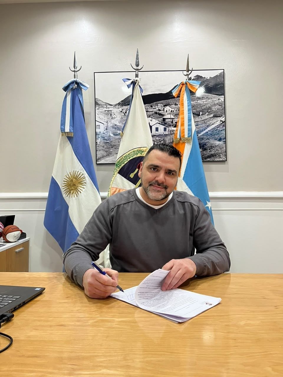 Vuoto firmó el decreto de adjudicación para la pavimentación de la calle De Los Ñires