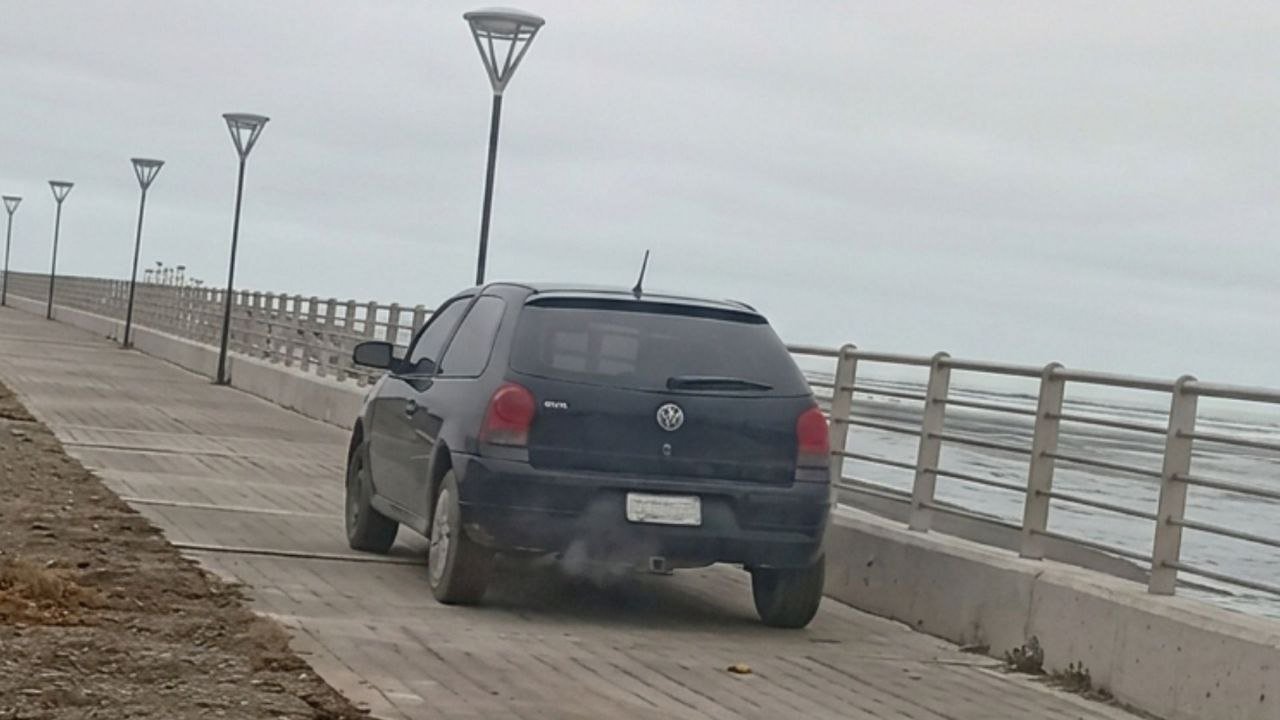 Inconsciencia total: Ingresó a la ciclovía con el auto para tirar basura en la playa y ya fue notificado por el Municipio