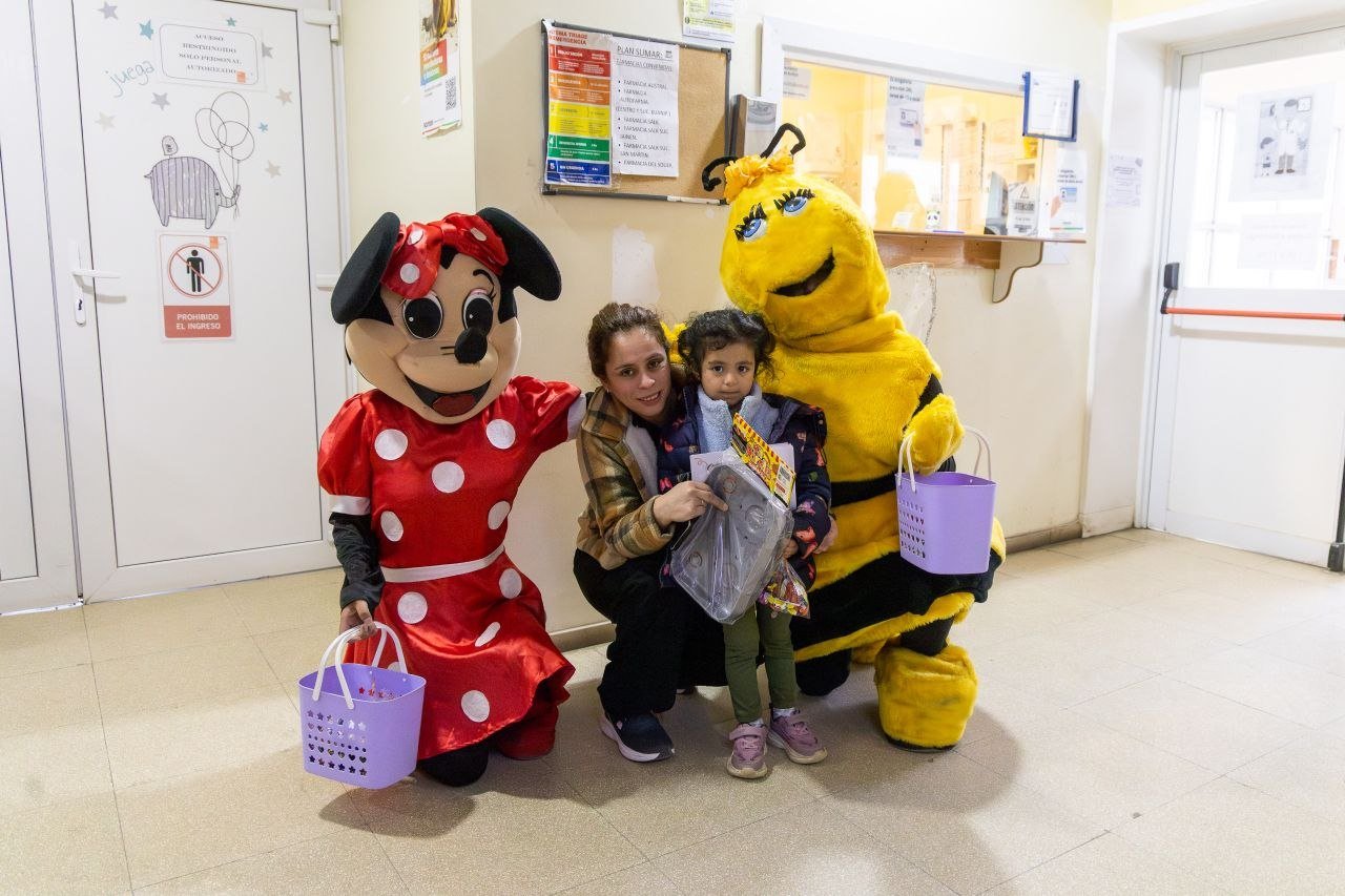 Gobierno acompañó y entregó presentes a niñas y niños internados en los hospitales