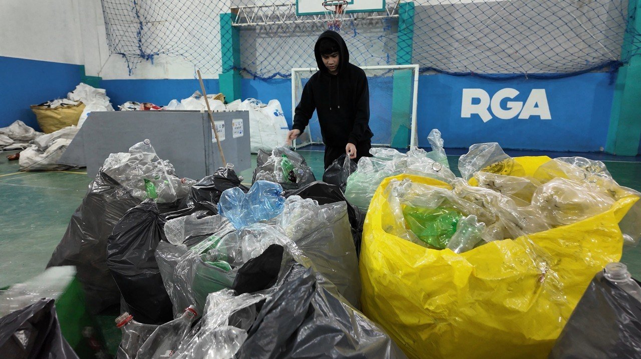 Reciclá y Ganá: Los estudiantes recolectaron más de 4.000 kilos de botellas PET en la primera jornada