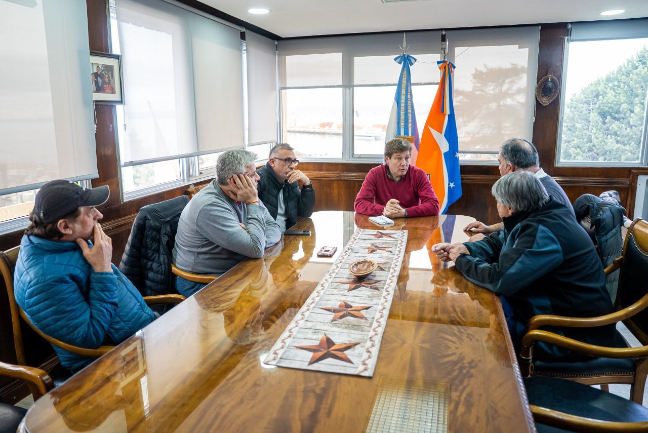 El Gobernador Melella recibió a taxistas de Ushuaia y abordó alternativas de acompañamiento al sector