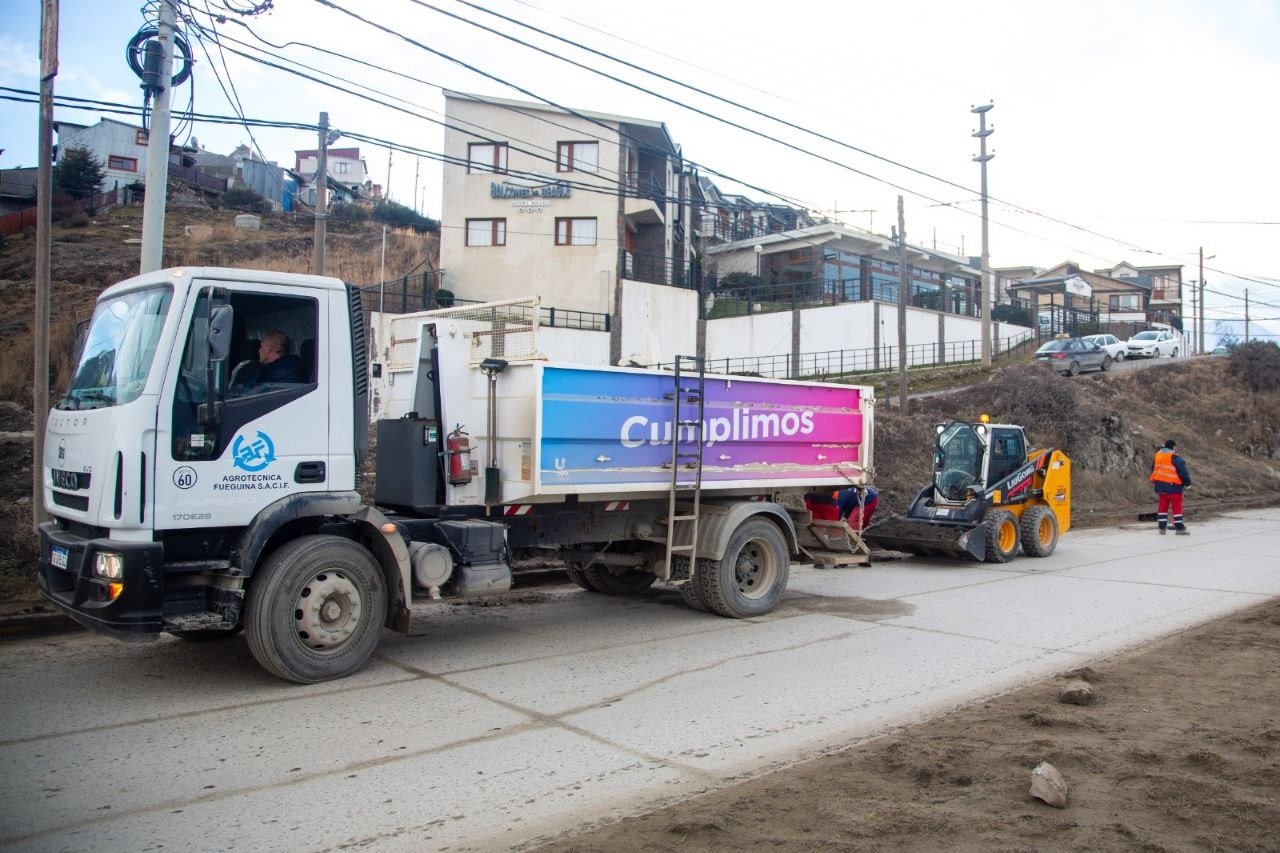 La municipalidad de Ushuaia avanza con un operativo de limpieza y mantenimiento en la avenida perito moreno