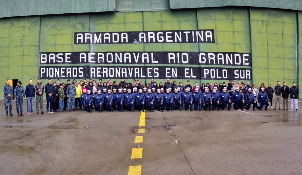 El Municipio acompañó el ingreso de 50 jóvenes riograndenses a la base aeronaval