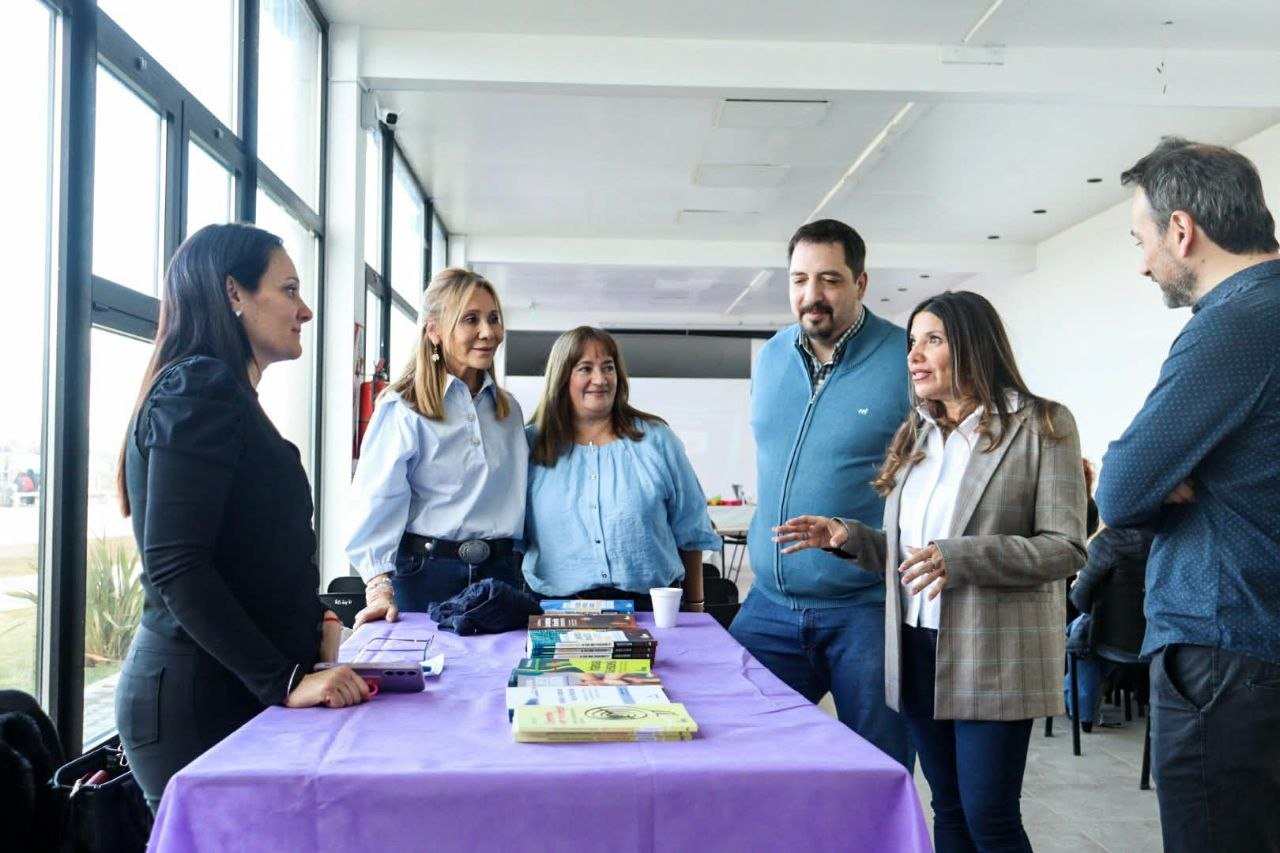 La Municipalidad de Ushuaia acompañó la conferencia «Infancias y adolescencias: encrucijadas y desafíos de la educación inclusiva»