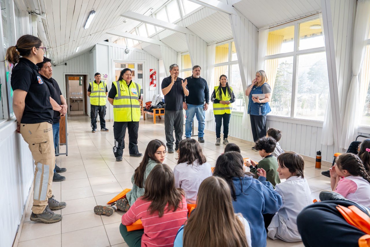 Tierra del Fuego celebró el Día del Camino y la Educación Vial con una jornada de trabajo en la Ruta nº3 y una charla de concientización en la Escuela Rural Nº6
