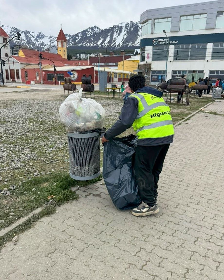 La Municipalidad de Ushuaia llevó adelante tareas de limpieza posterior al desfile del 142° Aniversario de Ushuaia