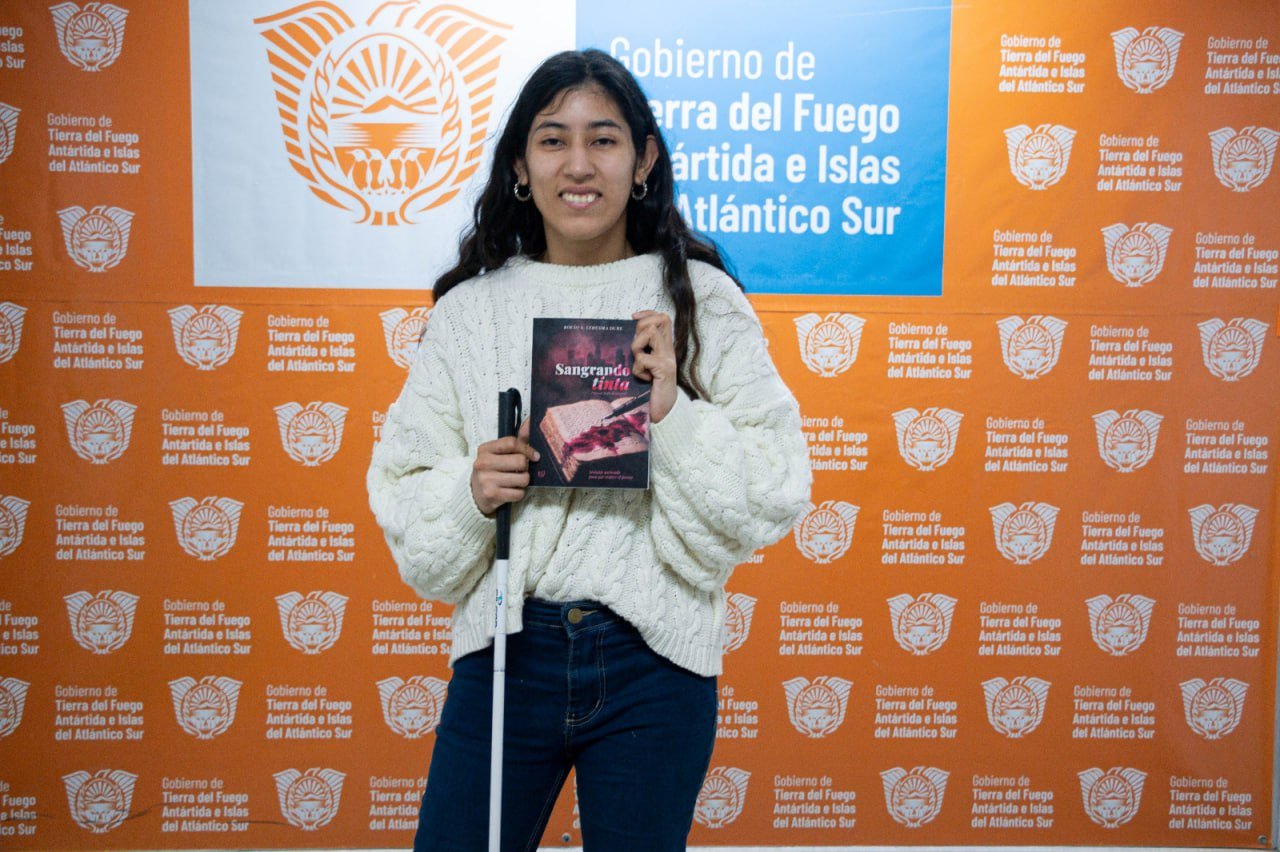 Rocío Ledesma Duré presenta su primer libro «Sangrando tinta» en el Paseo del Muelle de Río Grande