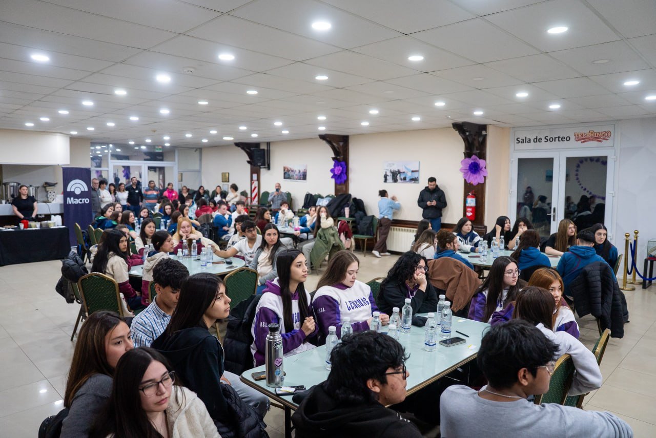 Cien estudiantes fueguinos culminaron el Desafío Productivo y Financiero