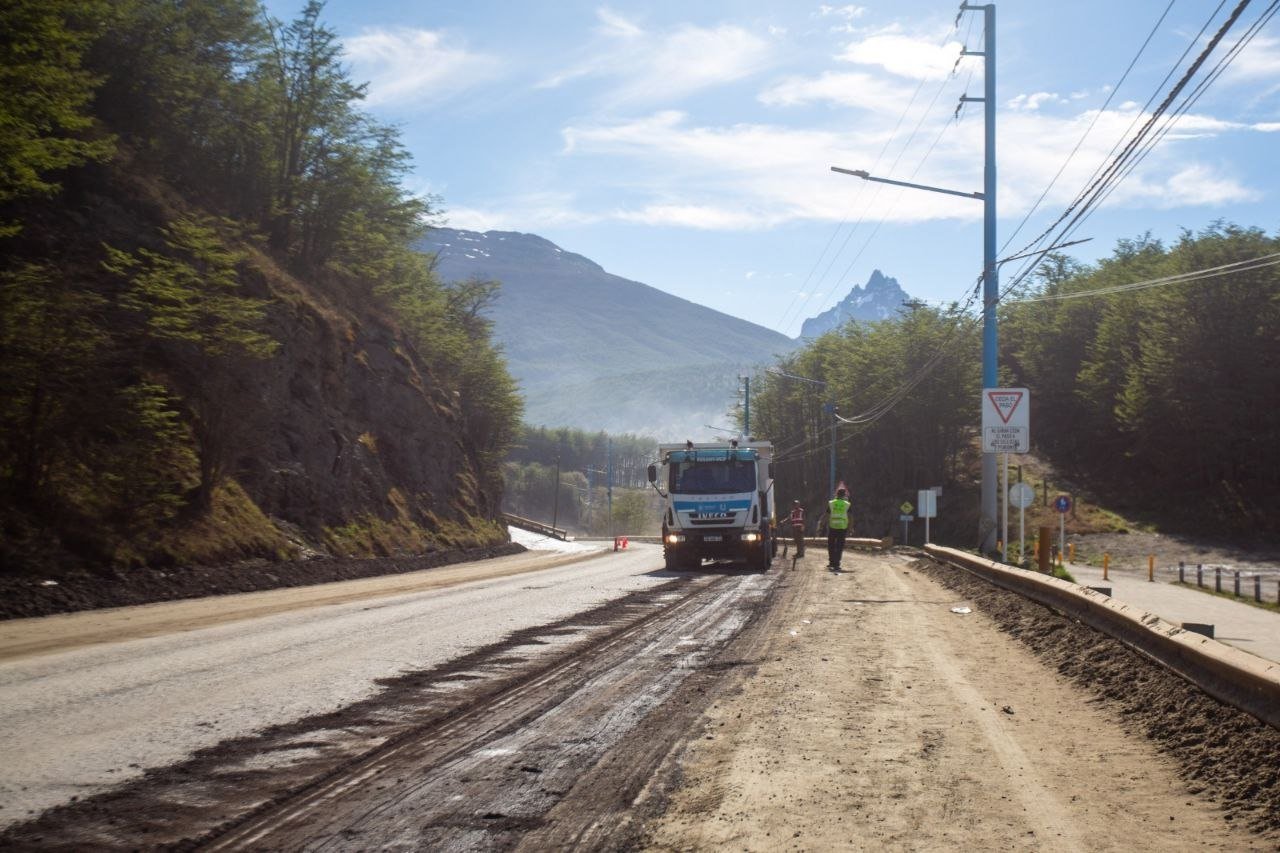 El Municipio de Ushuaia avanza con trabajos de repavimentación en la avenida Héroes de Malvinas