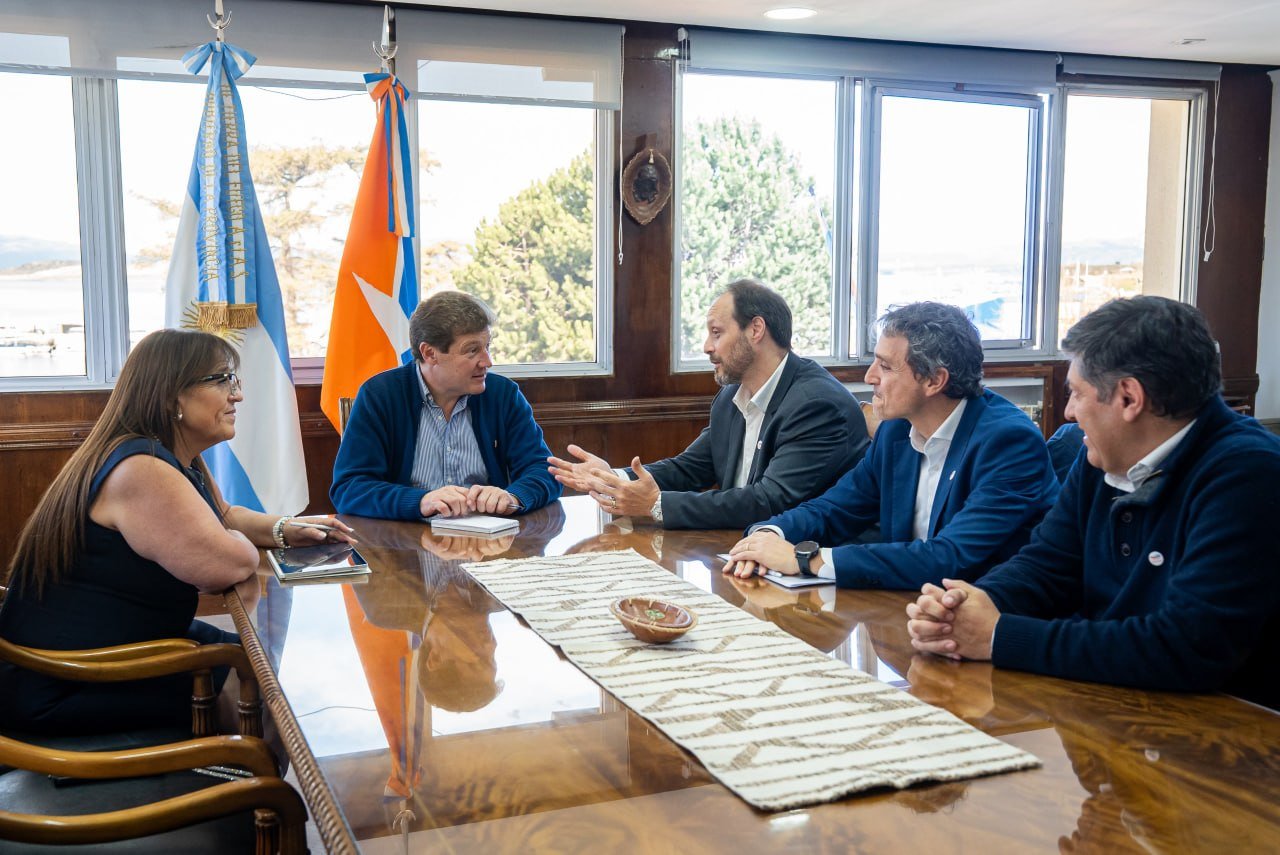 El Gobernador Melella se reunió con autoridades de Total Energies por inversiones en la Provincia