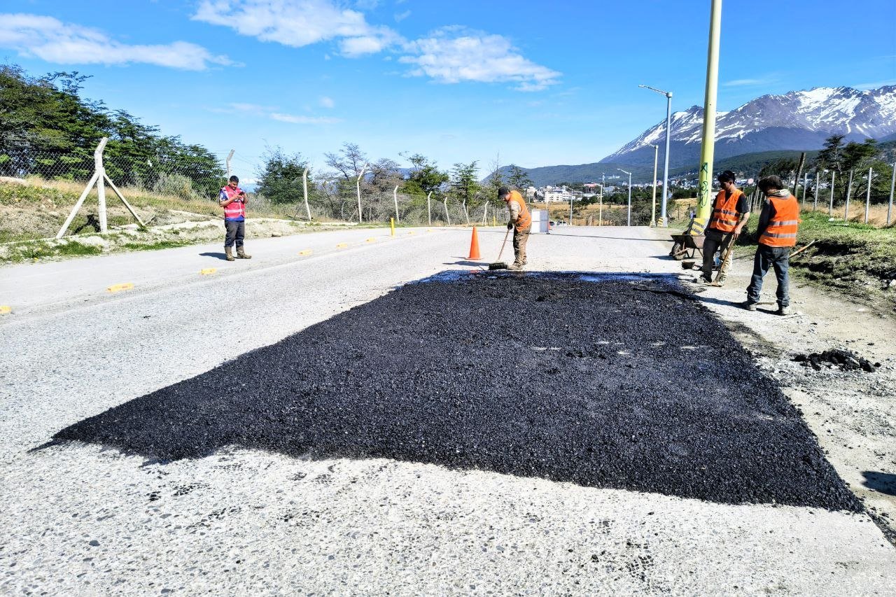 El Municipio de Ushuaia ejecutó trabajos de bacheo en calle Héroes de Malvinas
