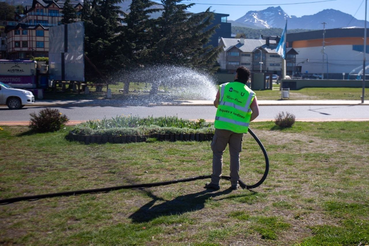 La Municipalidad de Ushuaia continúa con las tareas de mantenimiento en los espacios verdes de la ciudad