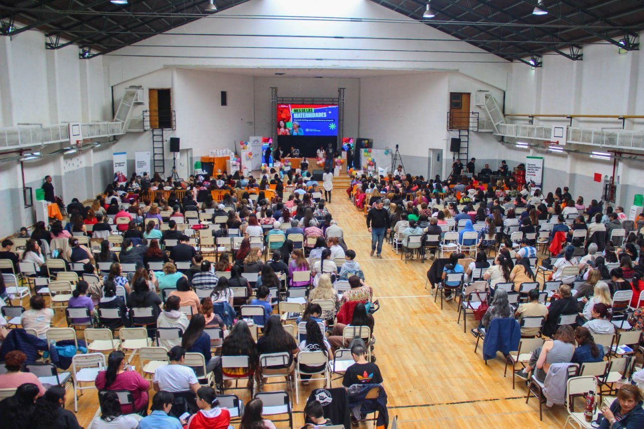 Tolhuin vivió una gran tarde de encuentro con el bingo por el Mes de las Maternidades