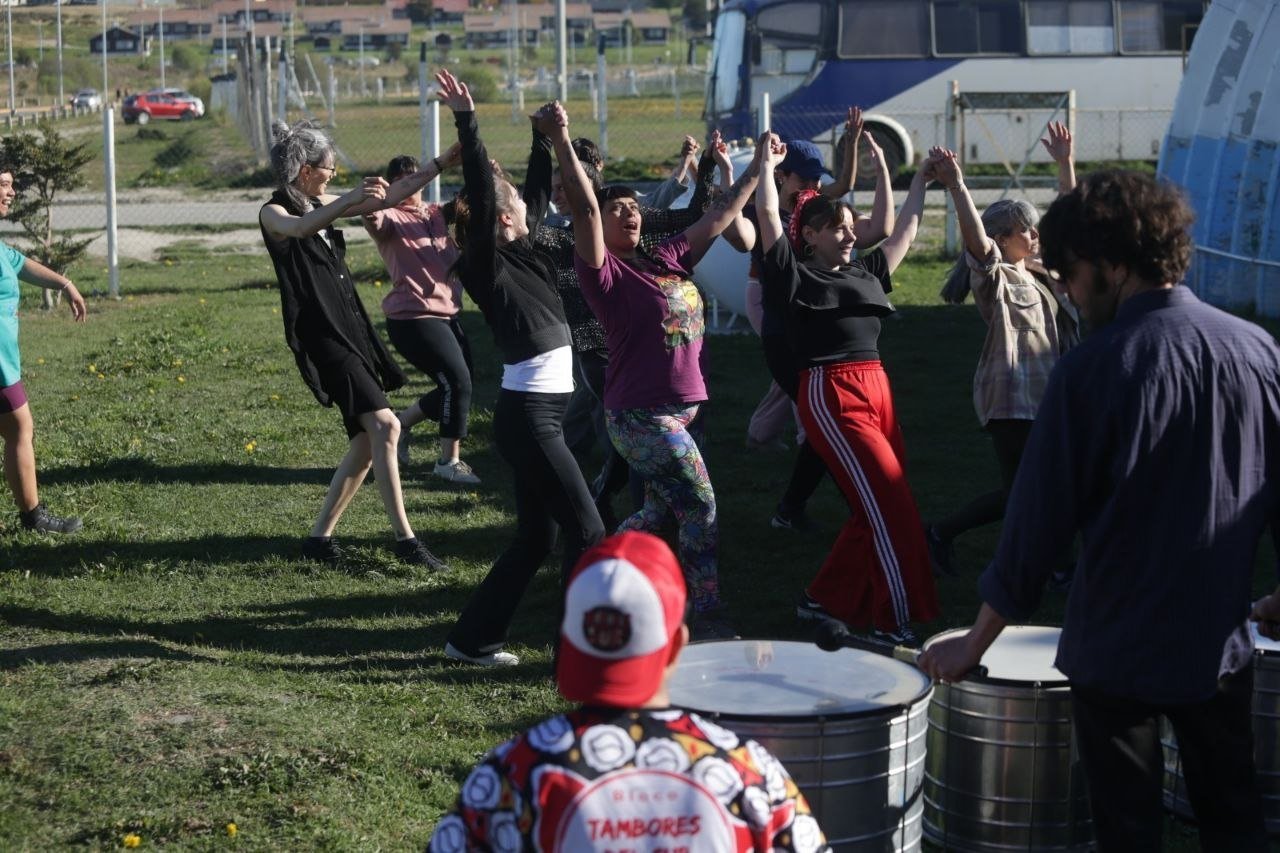La Municipalidad de Ushuaia acompañó el encuentro de danza «Samba Reggae y Blocos Afro» en el Espacio Cultural Medio Caño