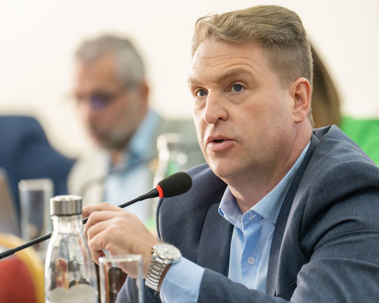 «La solución no es aumentar impuestos», dijo Von Der Thusen